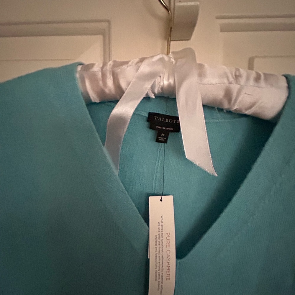 * New Talbots Soft Blue V Neck Cashmere Sweater SZ Medium *